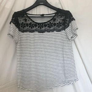 Ann Taylor Black and White Floral Lace Tee. Women’s size L
